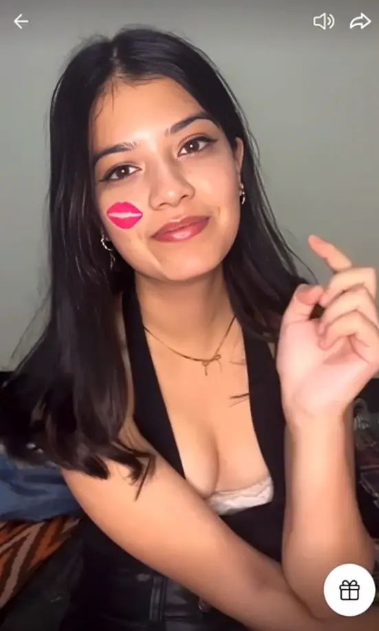 Sexy Tango Streamer Girl Flashes Boobs and Shows Off Bare Ass to Her Fans in Exclusive Live Show
