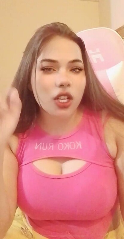 Sexy Babe Showing Boobs