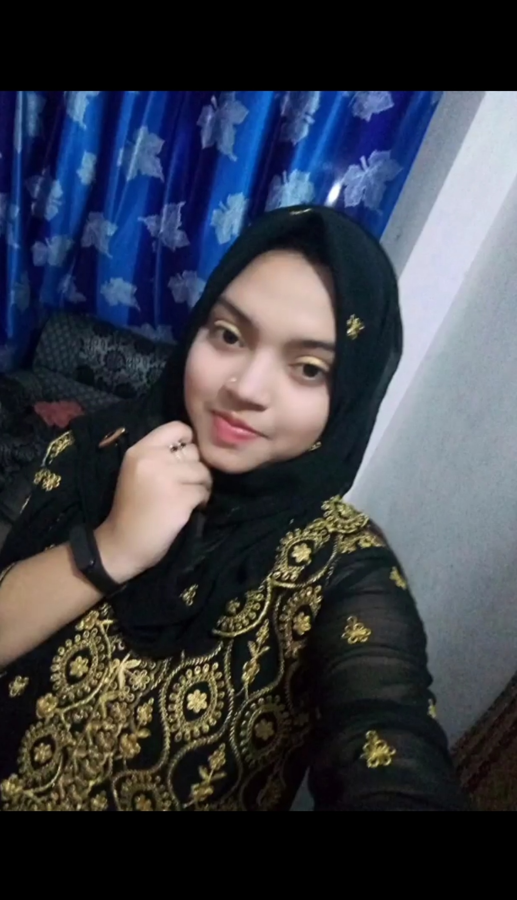 Horny Hijabi GF Showing Pressing Boobs